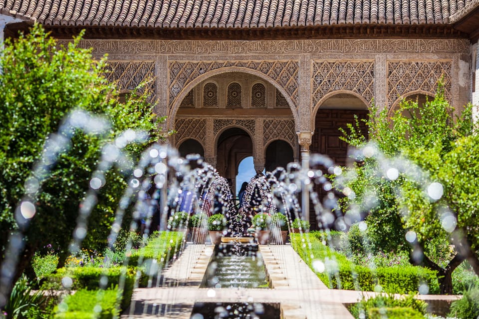Granada: Alhambra, Alcazaba, and Nasrid Palaces Tour - Generalife Gardens: The Sultan’s Summer Retreat