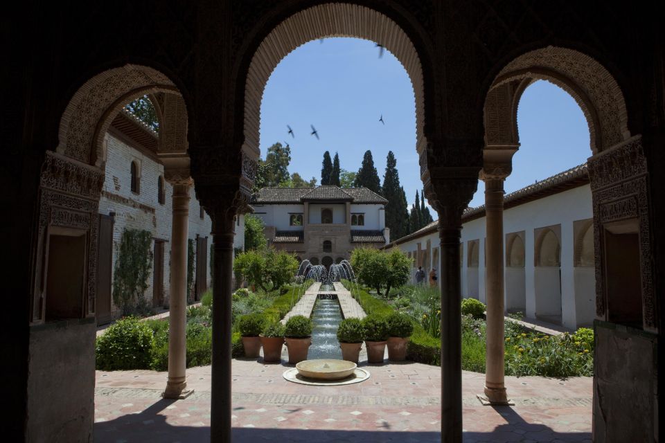 Granada Alhambra and Generalife Gardens Experience Tour - Live guide versus audio guide: how the narration changes the day