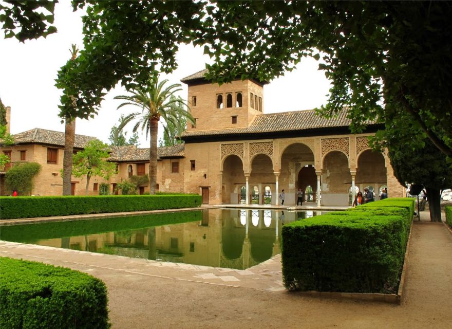 Granada: Alhambra and Generalife Gardens Guided Tour - Skip-the-line entry and finding your guide at the Alhambra