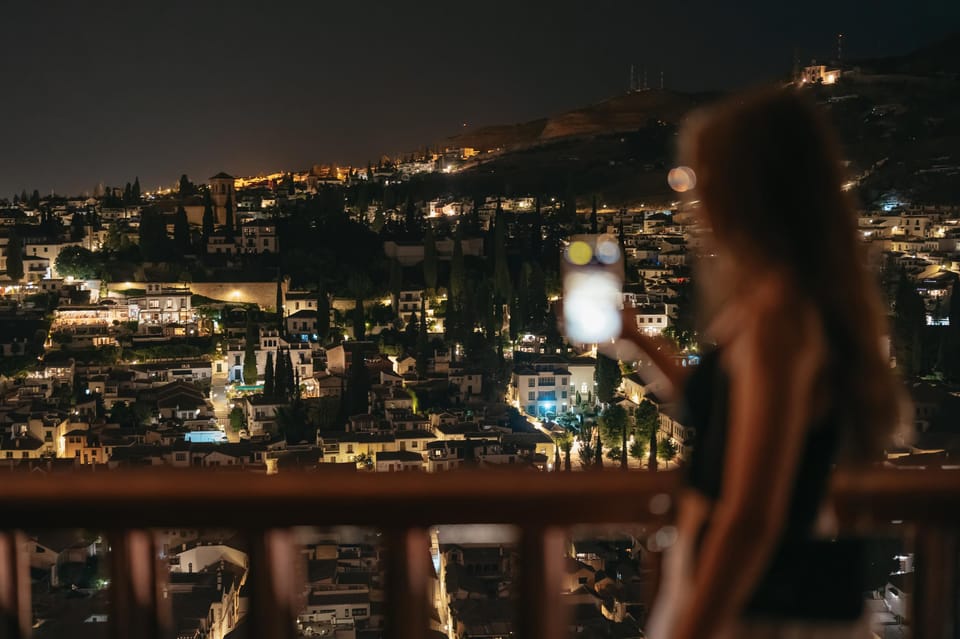 Granada: Alhambra and Nasrid Palaces Guided Tour at Night - Key things that make this night tour worth it