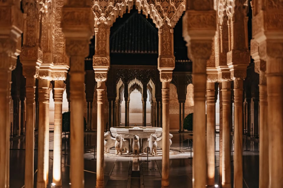 Granada: Alhambra and Nasrid Palaces Guided Tour at Night - Night at the Alhambra: why the same stones feel new