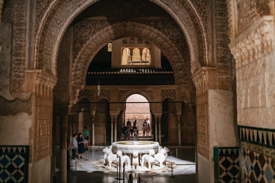 Granada: Alhambra and Nasrid Palaces Guided Tour at Night - Palace of Charles V: the Renaissance face inside Moorish walls