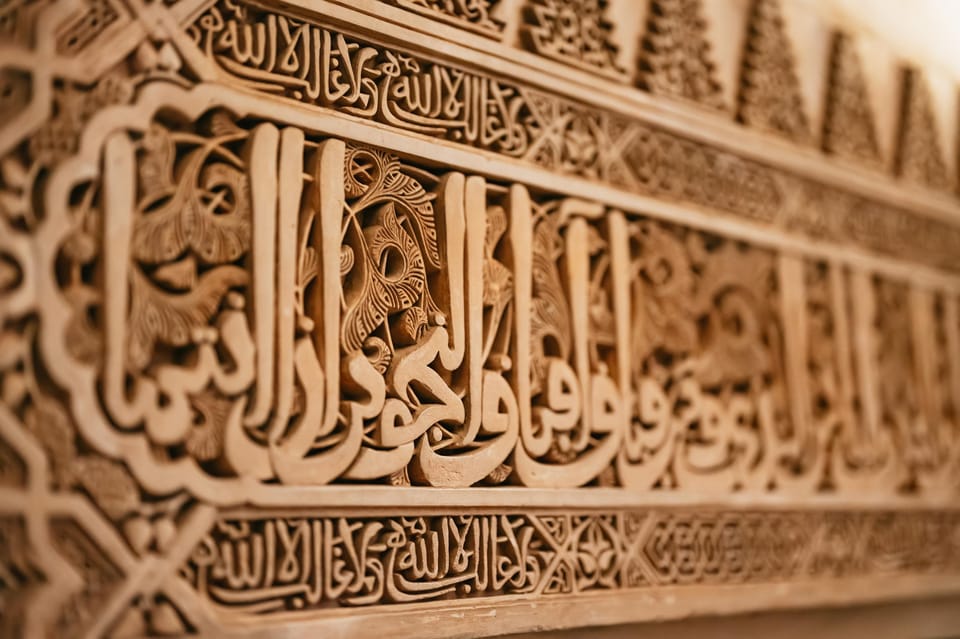 Granada: Alhambra and Nasrid Palaces Guided Tour at Night - Guides make or break it: what to expect from the human element