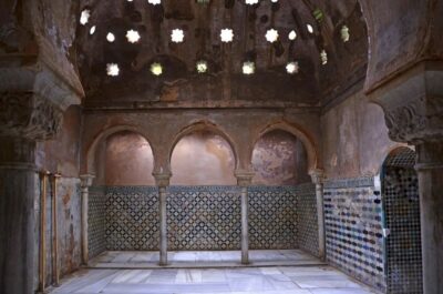 Granada: Alhambra and Nasrid Palaces Private Tour - Starting Point and the First 10 Minutes Matter