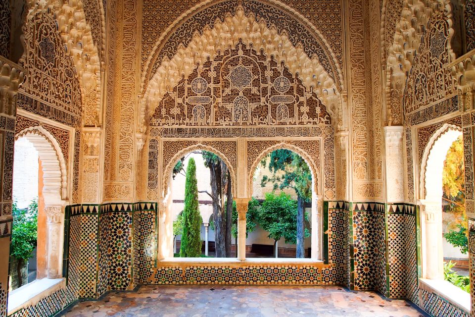 Granada: Alhambra and Nasrid Palaces Private Tour - Nasrid Palaces and Comares Palace: Where the Court’s Taste Shows
