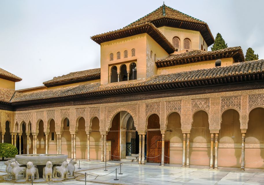 Granada: Alhambra and Nasrid Palaces Private Tour - Alcazaba of the Alhambra: Fortified Views and Palace Power