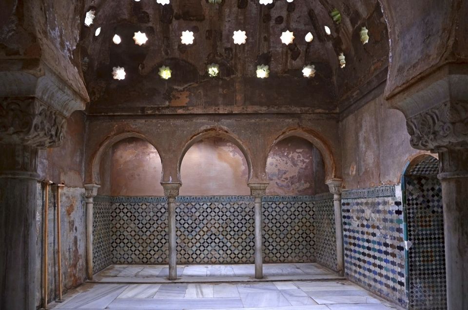 Granada: Alhambra and Nasrid Palaces Private Tour - Starting Point and the First 10 Minutes Matter