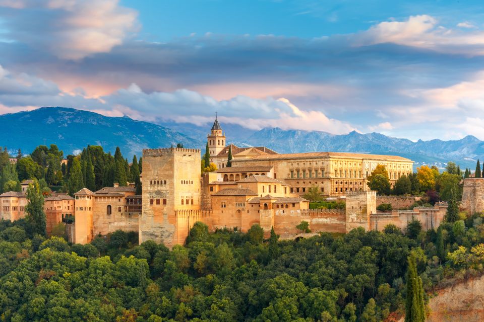 Granada: Alhambra and Nasrid Palaces Small Guided Tour - Generalife Gardens: where the views start making sense