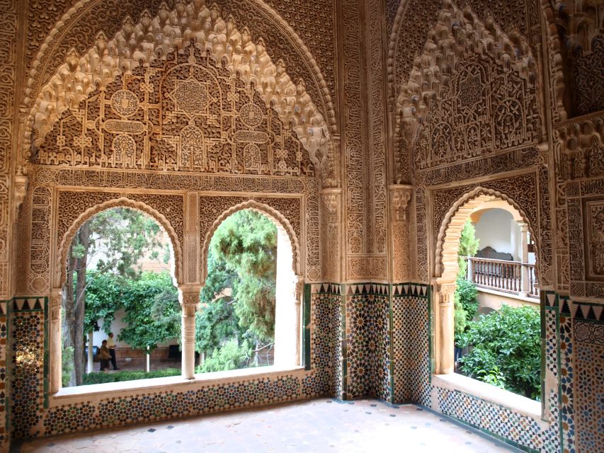 Granada: Alhambra Complex Guided Tour with Ticket - Where You Meet and How the Tour Starts Smoothly at the Alhambra Access Pavilion