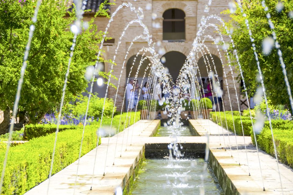 Granada: Alhambra Gardens, Generalife & Alcazaba Guided Tour - Key highlights to look for