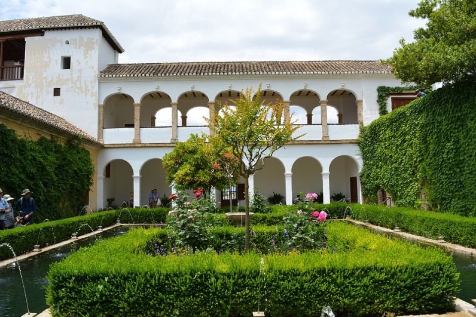 Granada: Alhambra Gardens, Generalife & Alcazaba Guided Tour - Generalife Lower Gardens: Where the Moorish garden vibe clicks