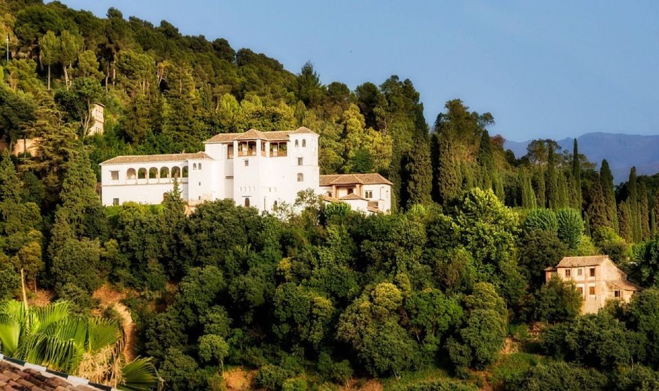Granada: Alhambra Gardens, Generalife & Alcazaba Guided Tour - Generalife Palace and the Nasrid retreat feel
