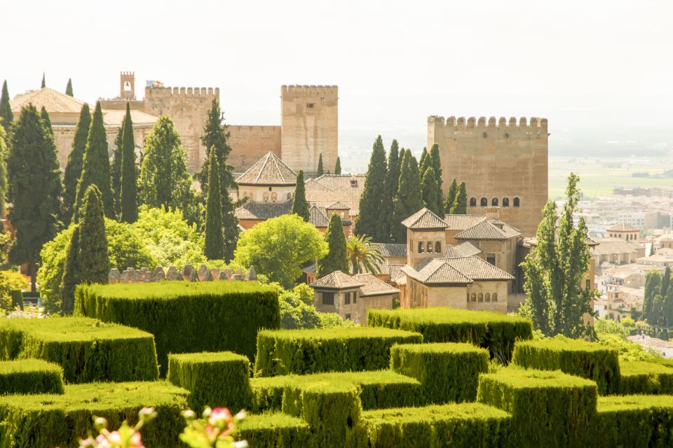 Granada: Alhambra Gardens, Generalife & Alcazaba Guided Tour - Check-in at the Welcome Visitor Center: the step you can’t skip