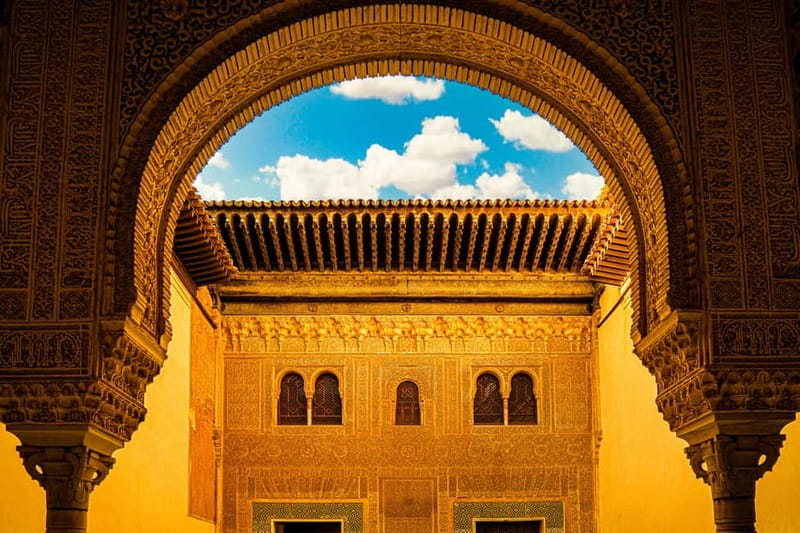 Granada: Alhambra, Generalife & Nasrid Palaces Guided Tour - Generalife Gardens: Your Royal Retreat Between Palace Rooms