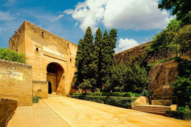 Granada: Alhambra, Generalife & Nasrid Palaces Guided Tour - Alcazaba Self-Guided Time: Choose Your Own Pace at the Finish