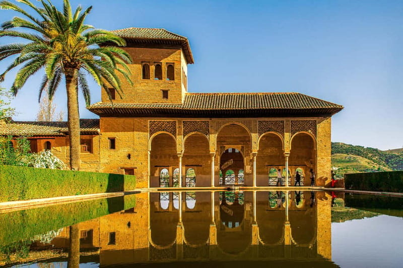 Granada: Alhambra, Generalife & Nasrid Palaces Guided Tour - Group Size, Guide Style, and the Reality of 2.5 Hours