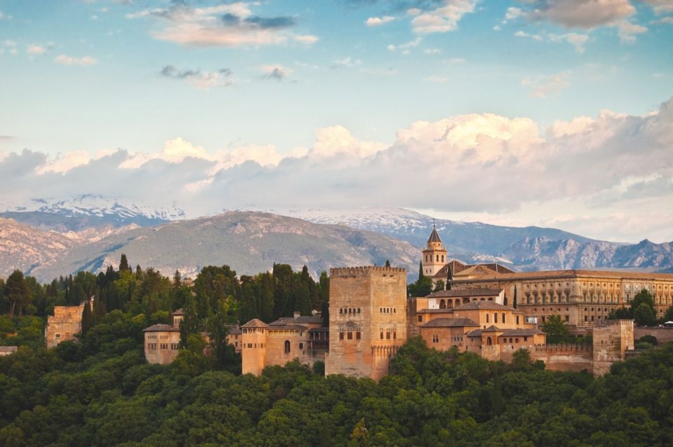 Granada: Alhambra Guided Tour with Nasrid Palaces - Skip-the-line entry from Polinario Café Bar