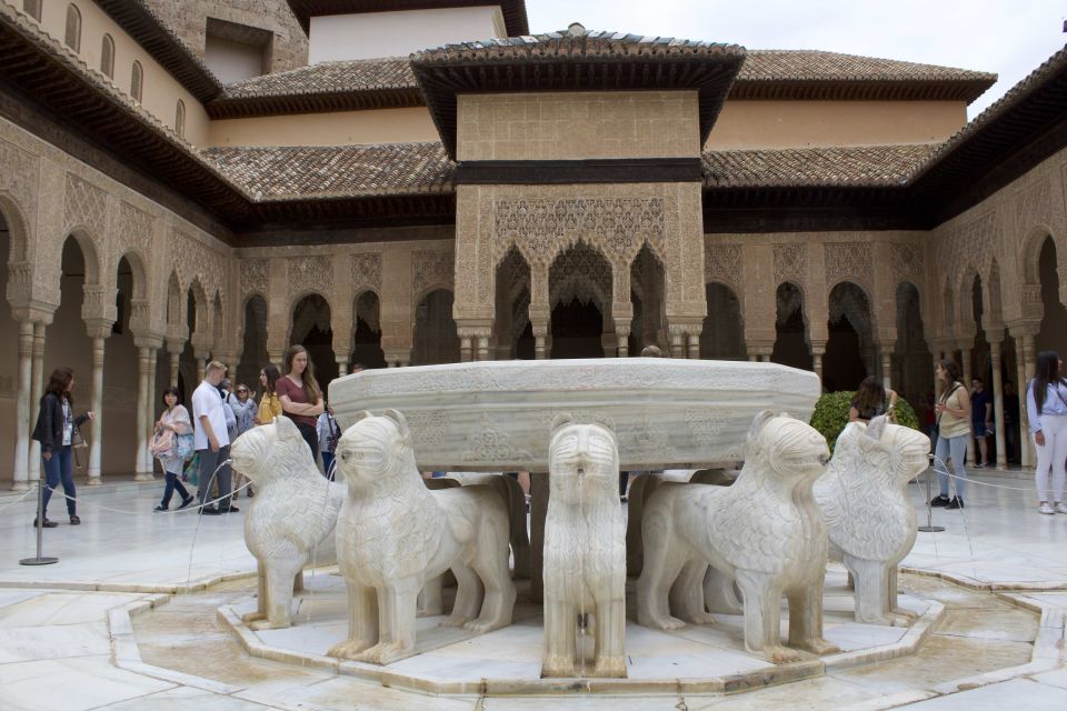 Granada: Alhambra Guided Tour with Nasrid Palaces - Generalife: gardens that set the pace for the whole Alhambra