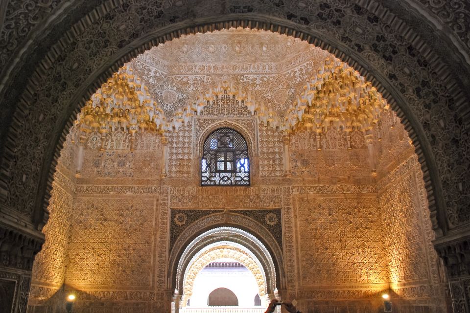 Granada: Alhambra, Nasrid, and Generalife Private Tour - Generalife gardens: the summer palace and a calmer kind of beauty