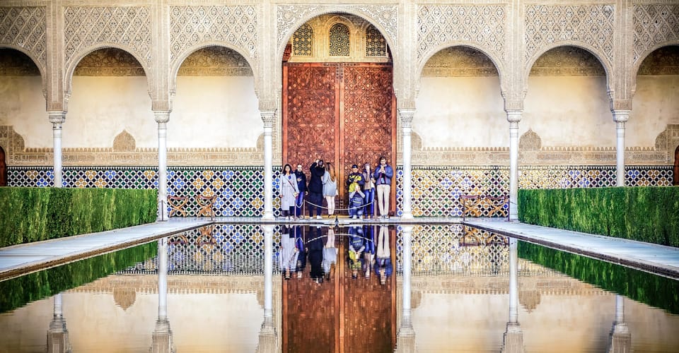 Granada: Alhambra & Nasrid Palaces Small Group Guided Tour - Nasrid Palaces and the Court of the Lions: the stop that shapes the visit