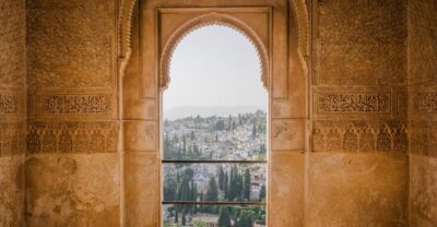 Granada: Alhambra & Nasrid Palaces Small Group Guided Tour - Getting in smoothly: meeting point and the separate entrance