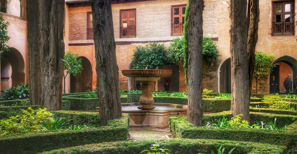 Granada: Alhambra & Nasrid Palaces Small Group Guided Tour - Generalife gardens and palace: calm contrast with great viewpoints