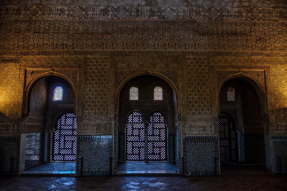 Granada: Alhambra Night Visit Entry Ticket - Nasrid Palaces after sunset: courtyards and the royal-room rhythm
