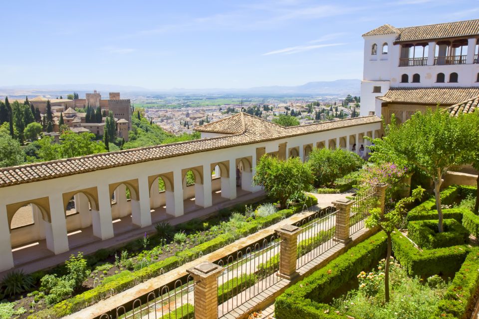 Granada: Alhambra Small Group Tour with Nasrid Palaces - Generalife Gardens: where the palace city breathes