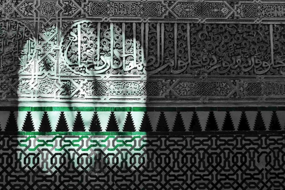 Granada: Fast-Track Alhambra & Nasrid Palaces Guided Tour - Pacing and “where do we stand?” details that make or break a tour