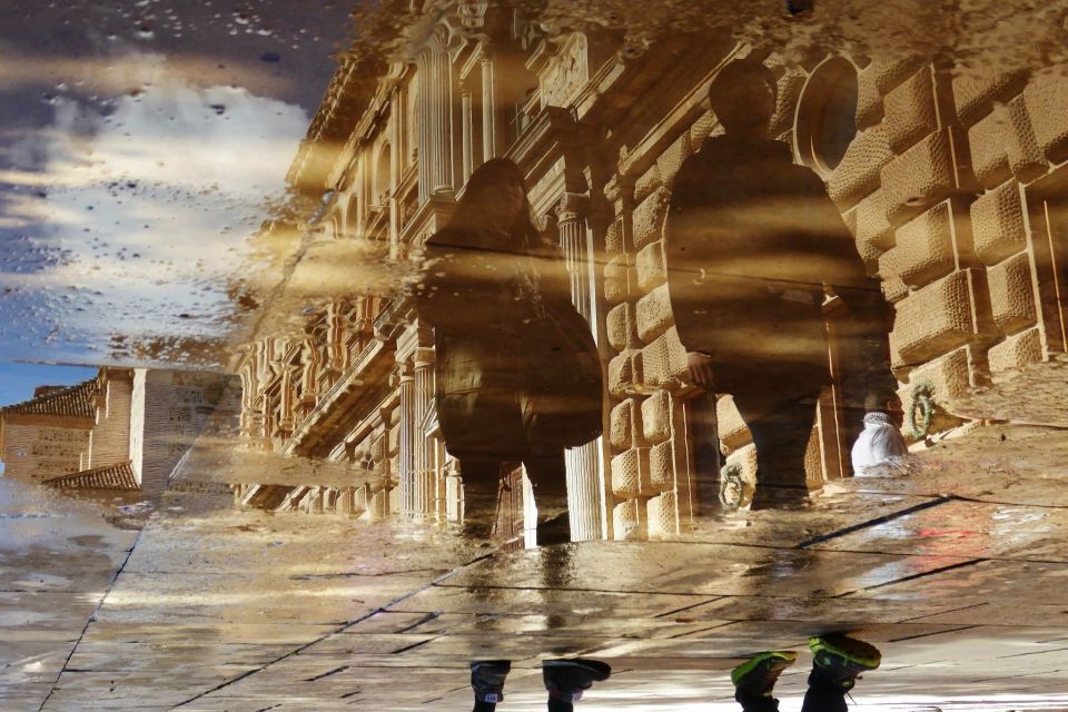 Granada: Fast-Track Alhambra & Nasrid Palaces Guided Tour - Group size choices: private, small group, or regular group
