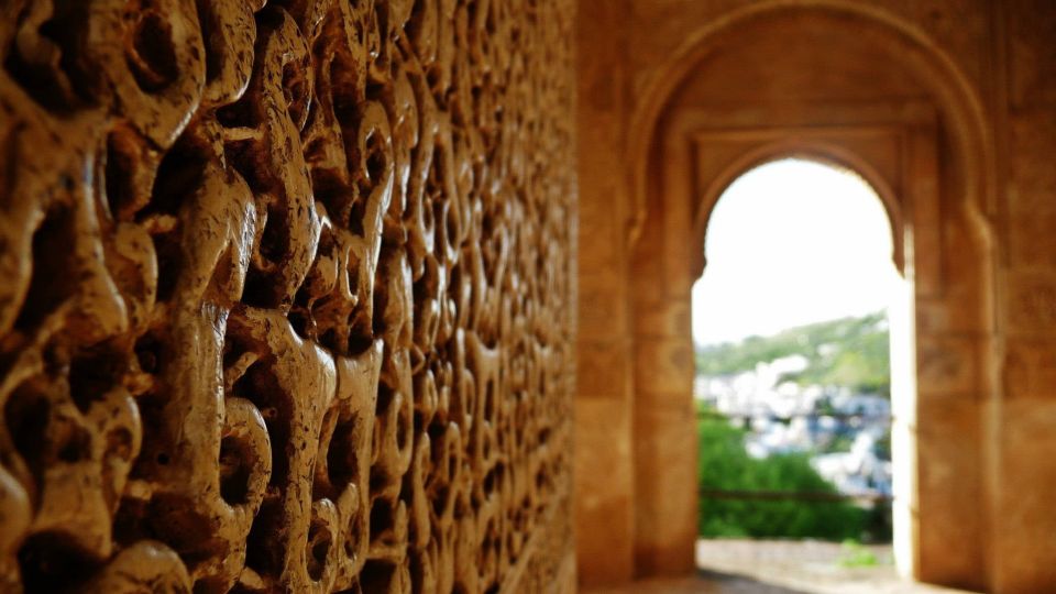 Granada: Fast-Track Alhambra & Nasrid Palaces Guided Tour - What to bring (and what to skip) for an easier Alhambra visit