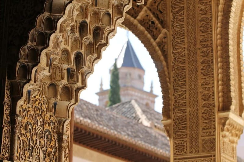 Granada: Gardens of the Alhambra and Generalife Regular Tour - How the guide and small group change the experience