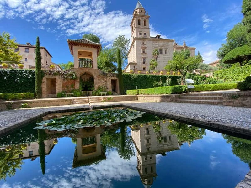 Granada: Last minute ticket Alhambra Tour - Alcazaba walk: fortress atmosphere plus Granada views