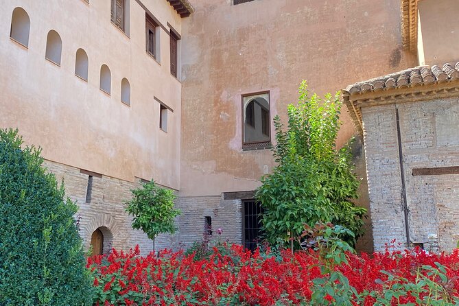 Granada Private Alhambra Tour includes Nazaries Palaces - Stop 4: Generalife Summer Palace and Its Garden Microclimate