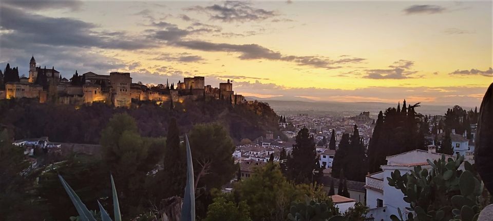 Granada: Private Tour of Albaicín, Sacromonte and Viewpoints - Viewpoints over the Alhambra: multiple chances to get it right