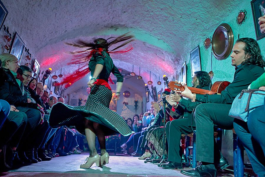 Granada: Sacromonte Caves Flamenco Show with Dinner - Should You Book This Sacromonte Caves Flamenco Dinner Show?