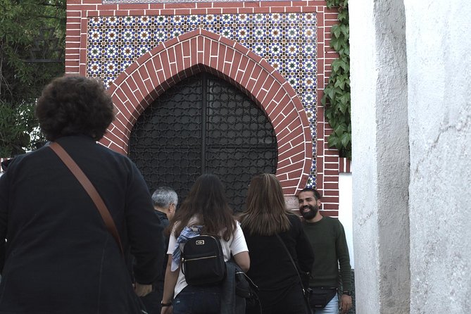 Granada's Hidden Treasures: Albayzin and Sacromonte Walking Tour - Paseo de los Tristes: where photos meet tapas planning