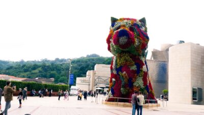 Guggenheim: Art explained by artists - Meeting by Jeff Koons Puppy: a smart start point