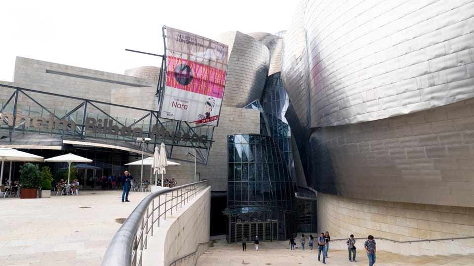 Guggenheim: Art explained by artists - Outdoor sculptures on your route: Puppy and Maman in context