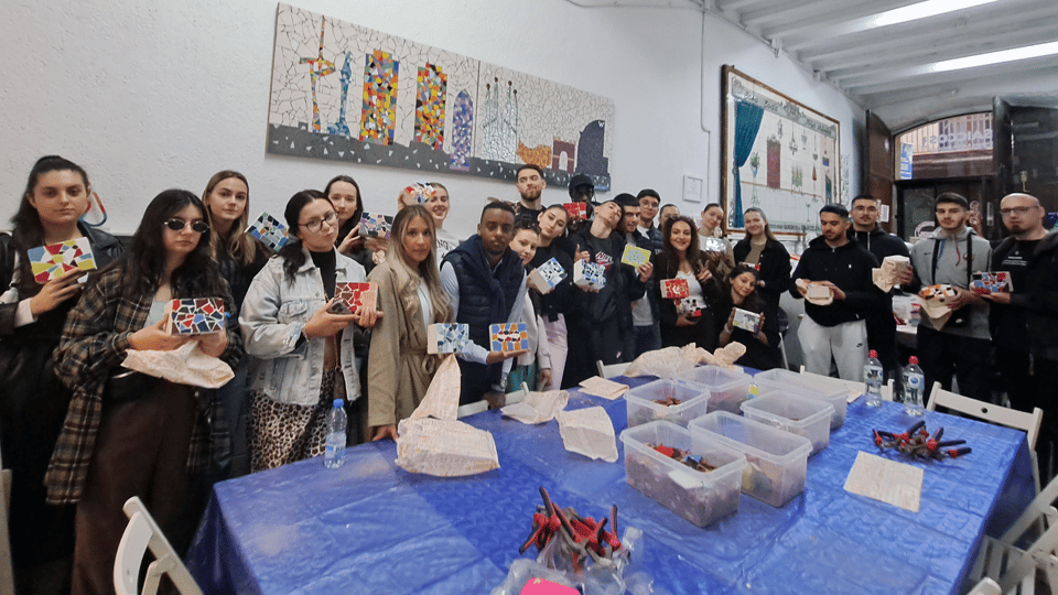 Guided Gaudí’s Trencadís Mosaic Workshop in Barcelona - Group size, languages, and comfort in the studio