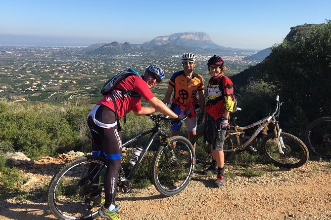 Guided mountain bike route - "Pata Negra" Tour - Samuel’s guiding style: safety, hand signals, and real local context