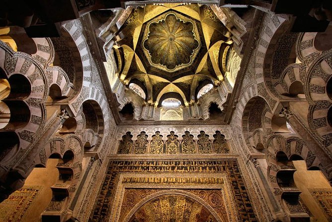 Guided tour of the Mosque-Cathedral in Private tickets included - Entering the Mezquita-Cathedral with a guide who connects the dots