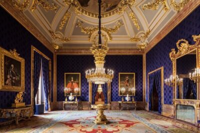 Guided tour to the Royal Palace of Madrid - The meeting point: don’t wing this in Madrid
