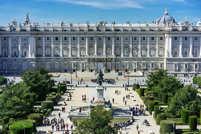 Guided tour to the Royal Palace of Madrid - Crowds, noise, and closing time: how to protect your visit