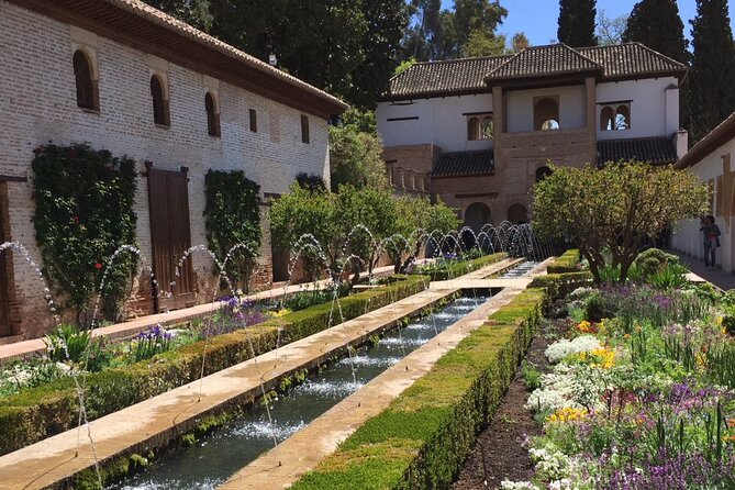 Guided visit Alhambra and Generalife - Carlos V Palace: a short, important contrast at the Alhambra