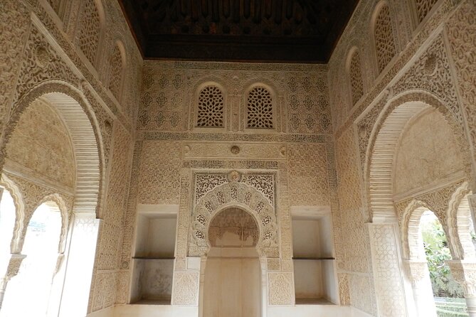 Guided visit Alhambra and Generalife - Guides and group size: where the best reviews really land
