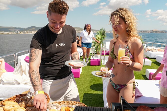 Ibiza to Formentera Cruise with Snorkeling, Paella & Open Bar - Staff and service: when it works, it’s excellent