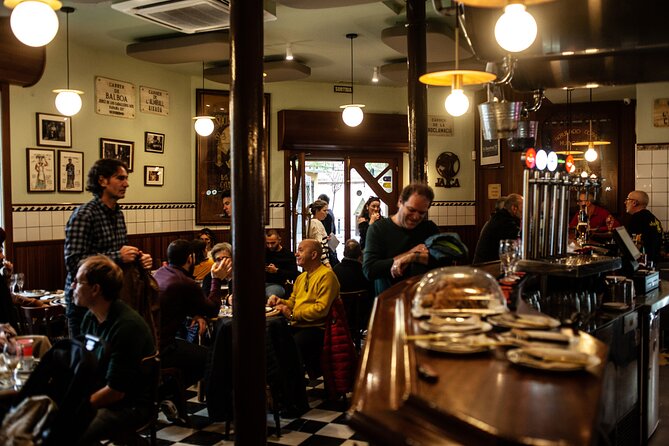 La Barceloneta Tapas & Wine & Drinks Tour in Barcelona - How the pacing and portion sizes work for a 3-hour night