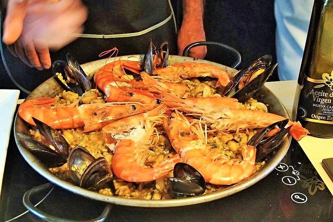 La Boqueria Market and Paella Cooking Class in Barcelona - Meeting at Pl. Reial and getting oriented fast