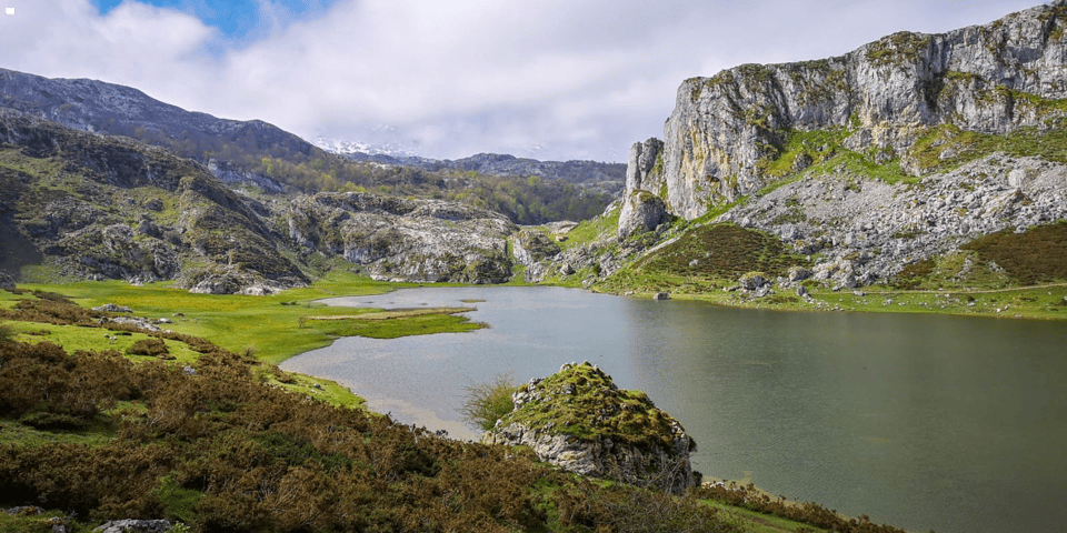 Lakes of Covadonga and Sanctuary of Covadonga: Guided and interpreted tour - No waiting in line and a smart use of your time